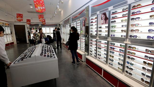 中年大叔开眼镜店,顾客买眼镜最高返1万,活动这样做意义在哪