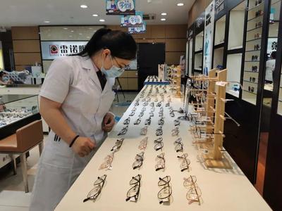 学生陆续返校复学,博罗眼镜店迎来销售小高峰